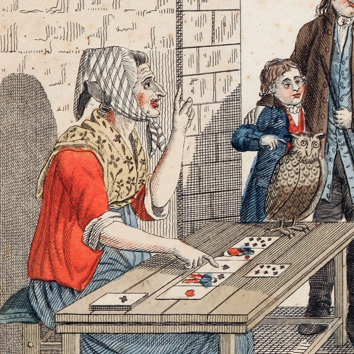 Die Kartenlegerin, aus „Museum des Witzes, der Laune und der Satyre“ (Detail; CC 0) Zwei Personen an einem Tisch, eine Frau mit Kopftuch legt und deutet Spielkarten für eine Person, ein Kind mit Eule schaut zu.