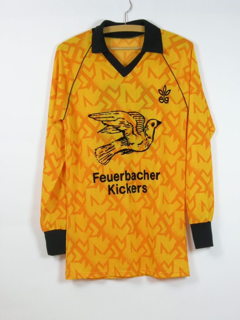 Gelbes Fußballtrikot mit schwarzem Kragen und Vogelmotiv, Aufschrift "Feuerbacher Kickers".